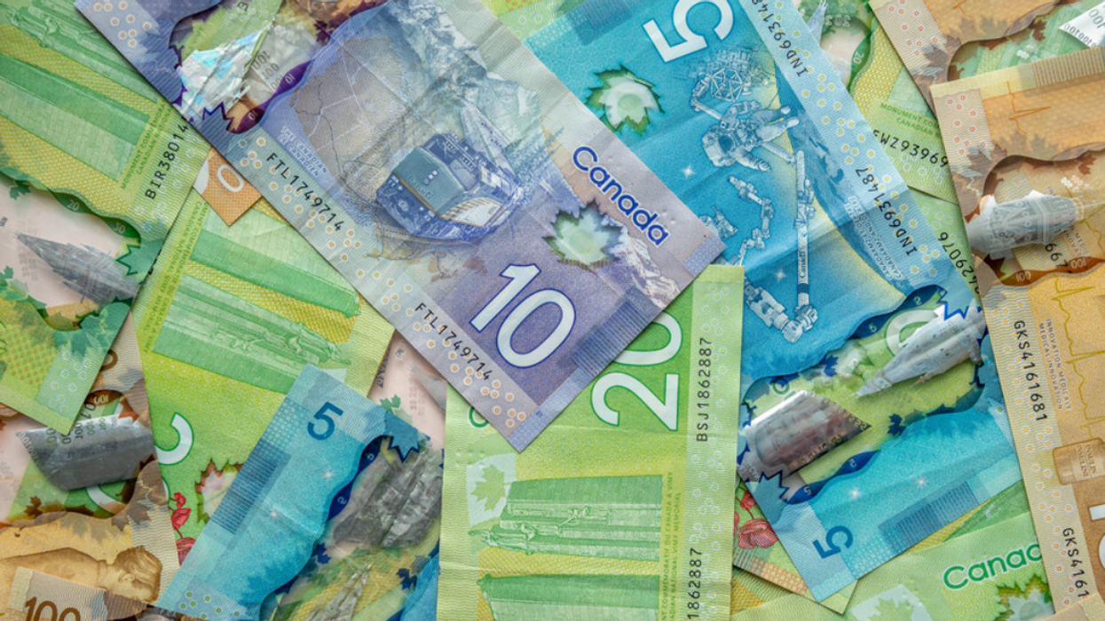 De l'argent canadien.