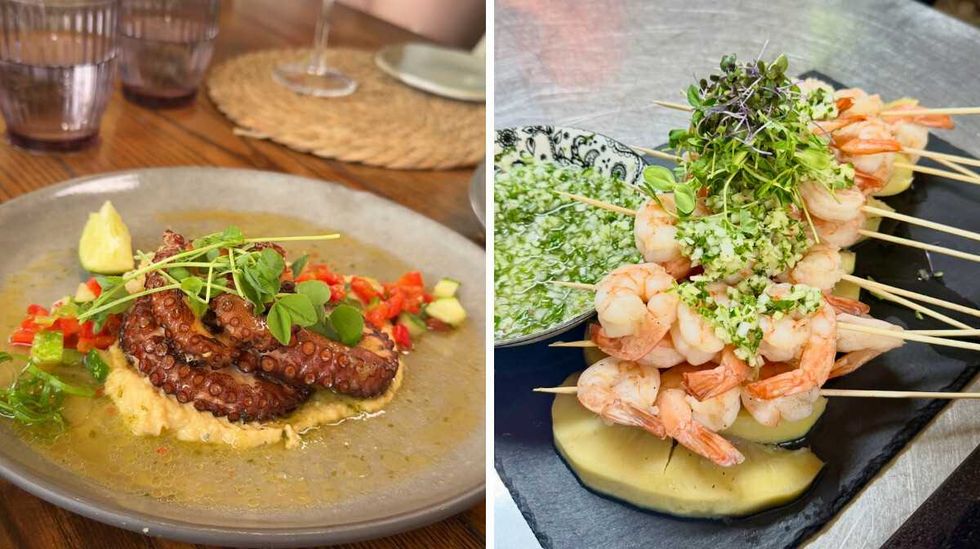 De la pieuvre. Droite : des crevettes sur des brochettes.