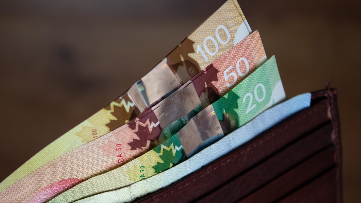 De l’argent canadien dans un porte-feuille.