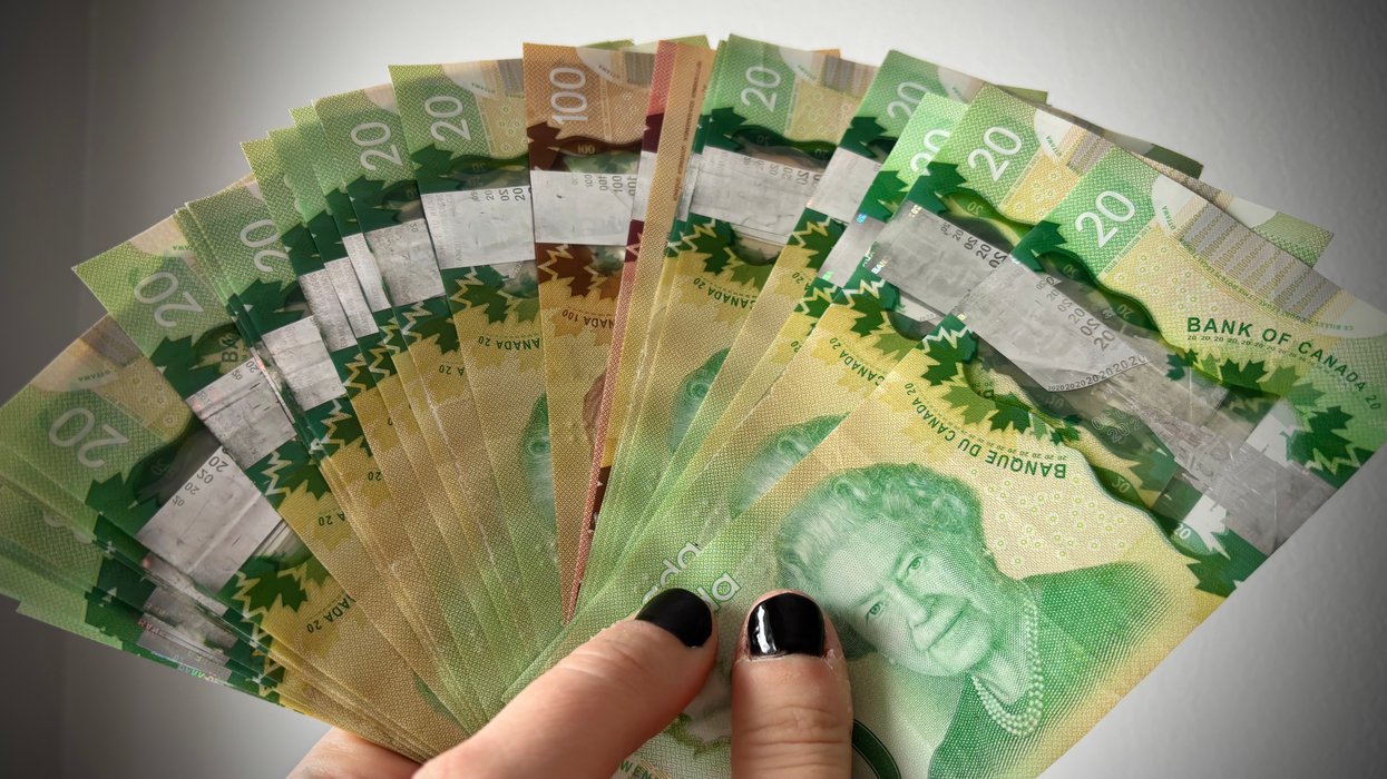 De l’argent canadien en main.