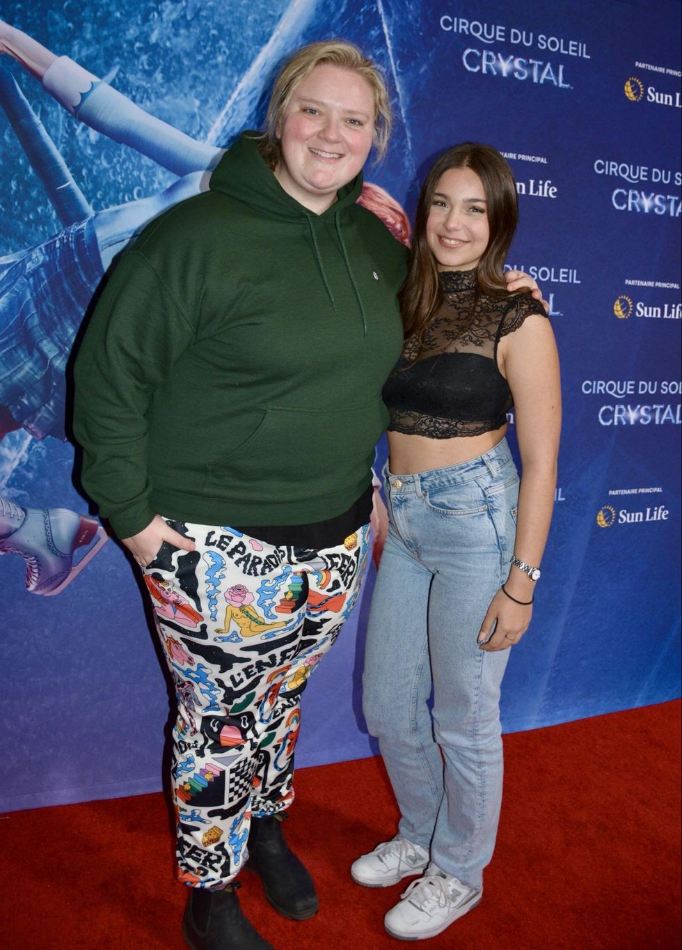 Debbie Lynch-White et son accompagnatrice sur le tapis rouge du Cirque du Soleil.