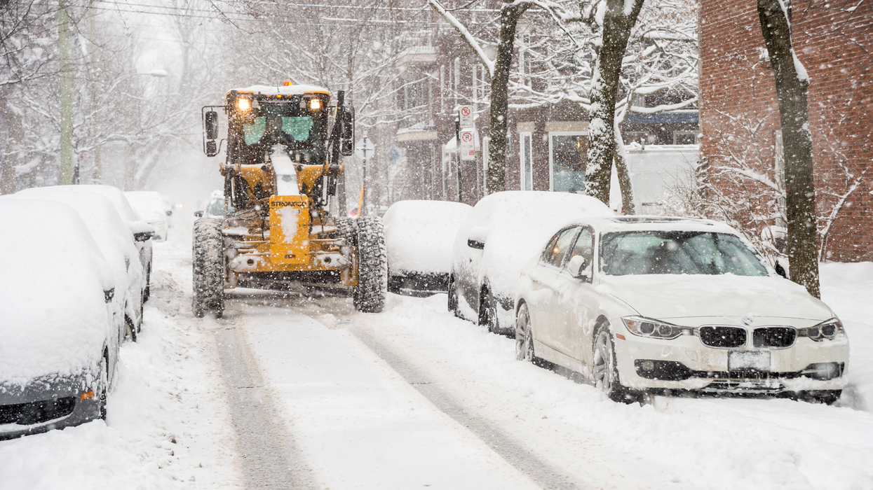 Déneigeuse dans les rues de Montréal après la neige en hiver au Québec.