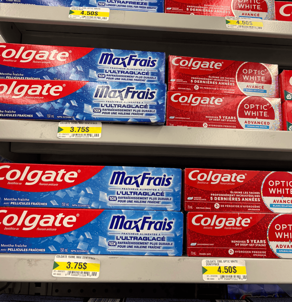 Dentifrice Colgate MaxFrais sur les tablettes du Dollarama.