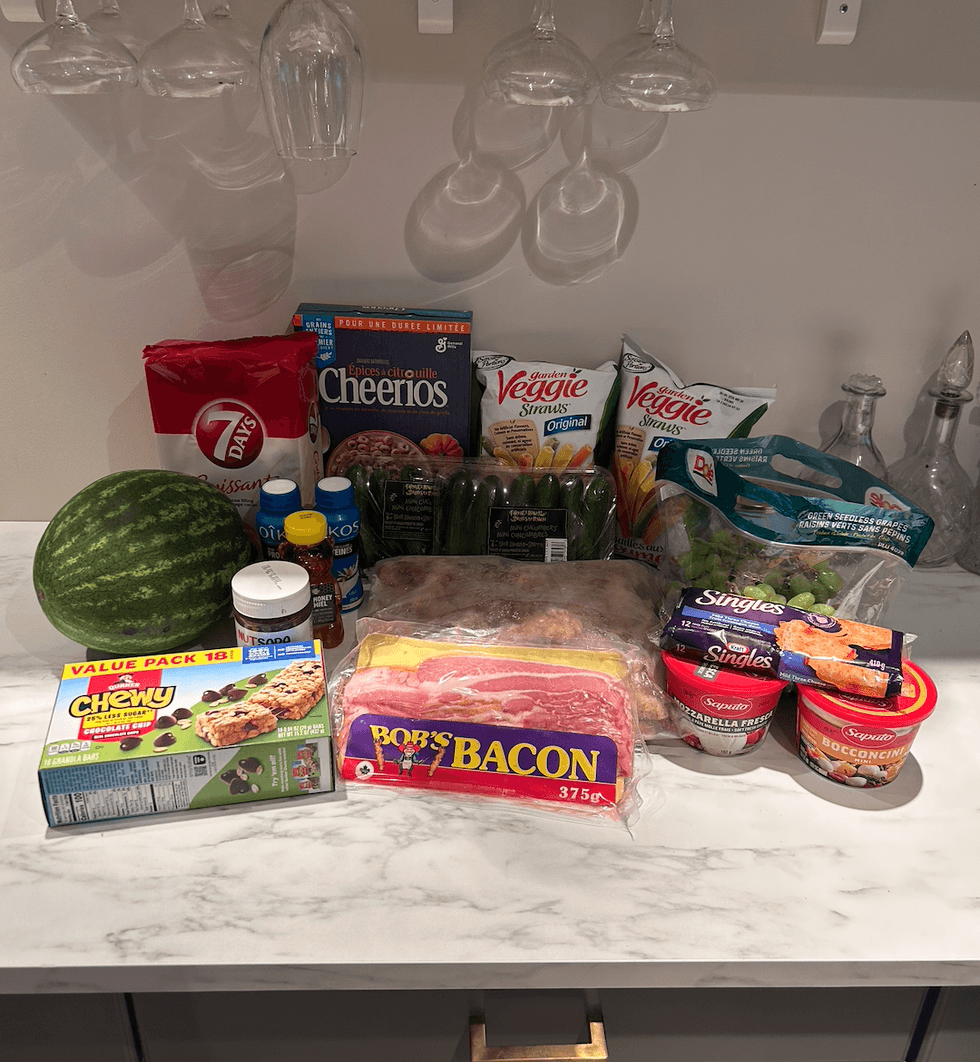 Des aliments achet\u00e9s \u00e0 l'\u00e9picerie Liquidation Marie, dispos\u00e9s sur un comptoir.