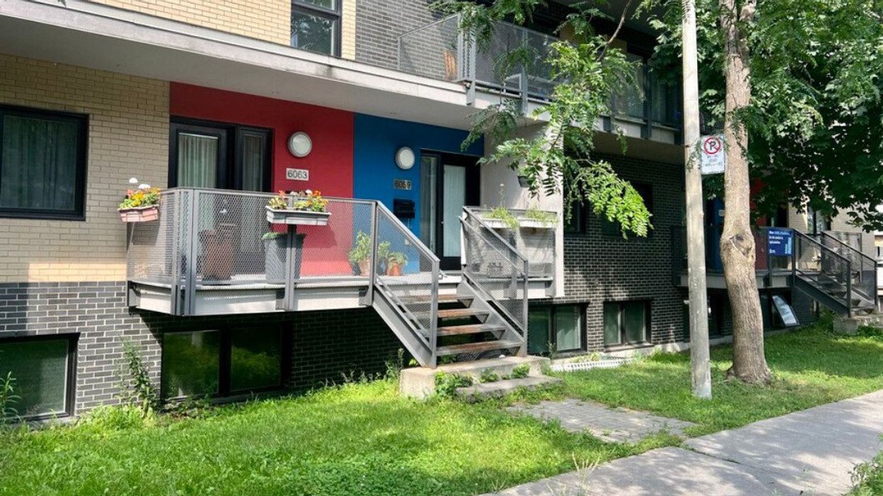 Des appartements colorés en rangée à Montréal.