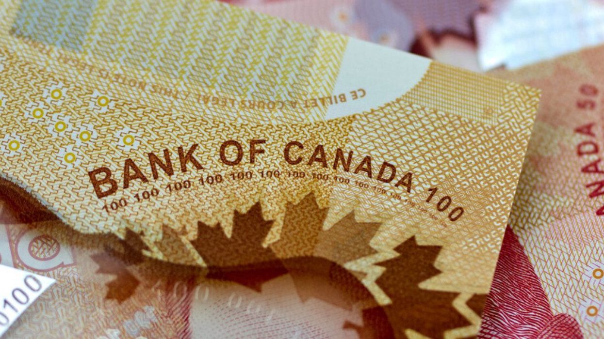 Des billets de 100 $ et 50 $ canadien photographiés en plan rapproché.