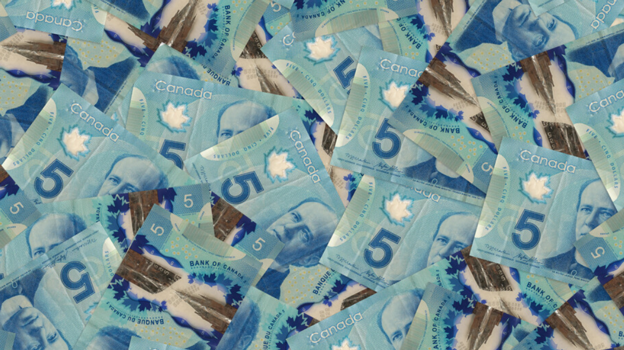 Des billets de cinq dollars.