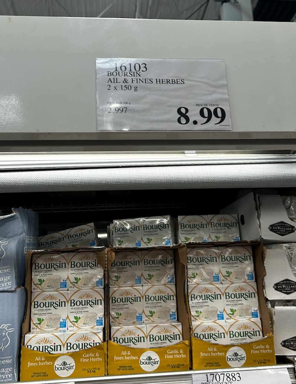 Des bo\u00eete de Boursin ail et fines herbes de la section des fromages au Costco.