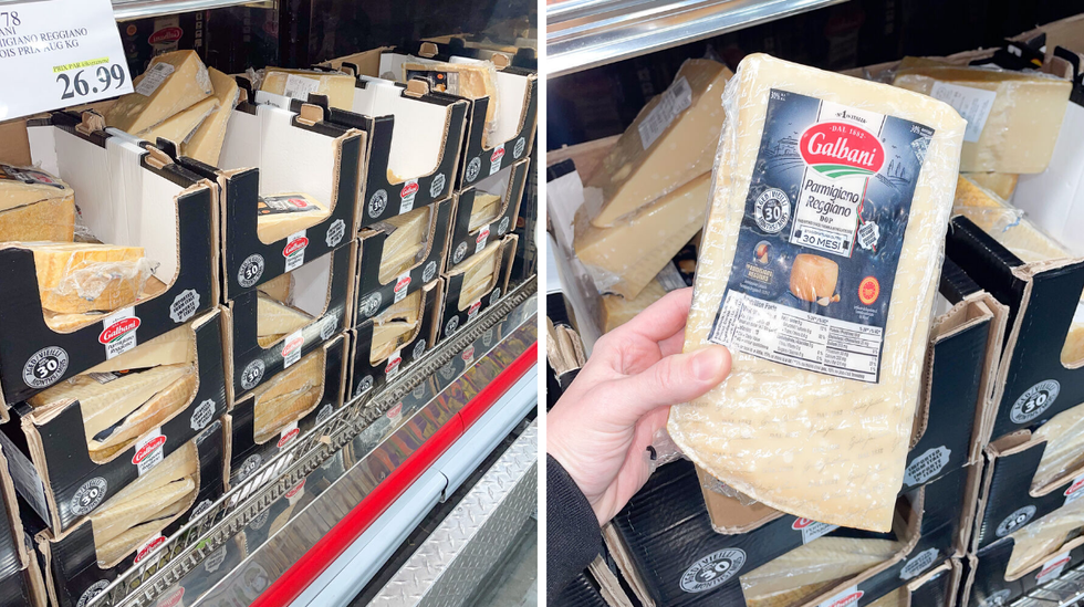 Des bo\u00eetes de blocs de fromage Parmigiano Reggiano dans un r\u00e9frig\u00e9rateur, et une main tenant un bloc de fromage Parmigiano Reggiano.