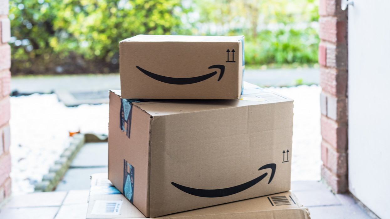 Des boîtes Amazon sur le porche d'une maison.