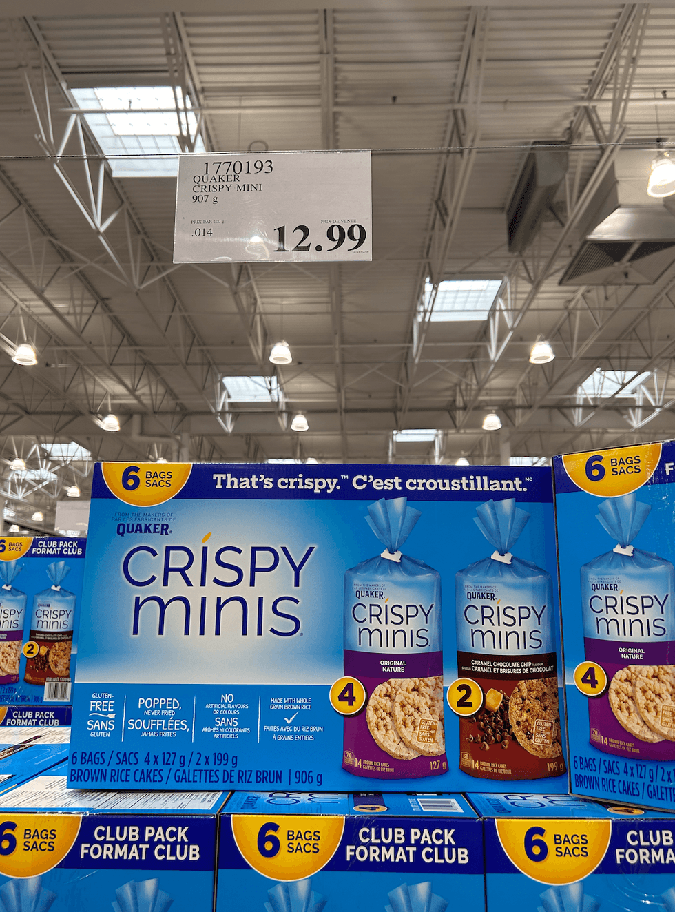 Des boites de Crispy Mini de Quaker en vente dans un Costco.