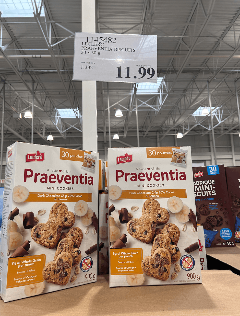 Des boites de Mini cookies Praeventia Leclerc en vente dans un Costco.