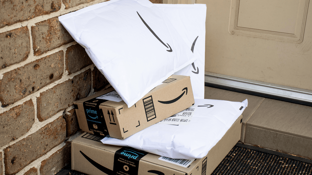 Des boîtes et paquets Amazon sur un porche.