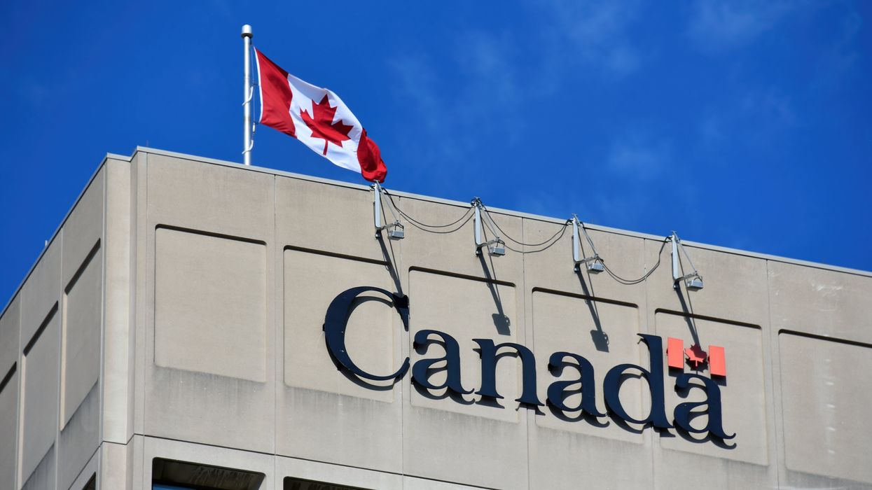 Des bureaux fédéraux et un drapeau canadien.