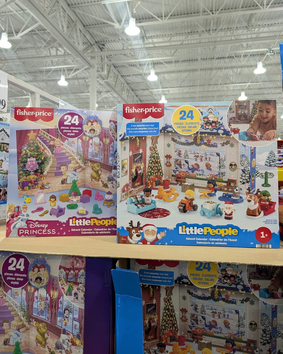 Des calendriers de l'Avent pour enfants Little People de Fisher Price vendus dans le rayon des articles saisonniers chez Costco.