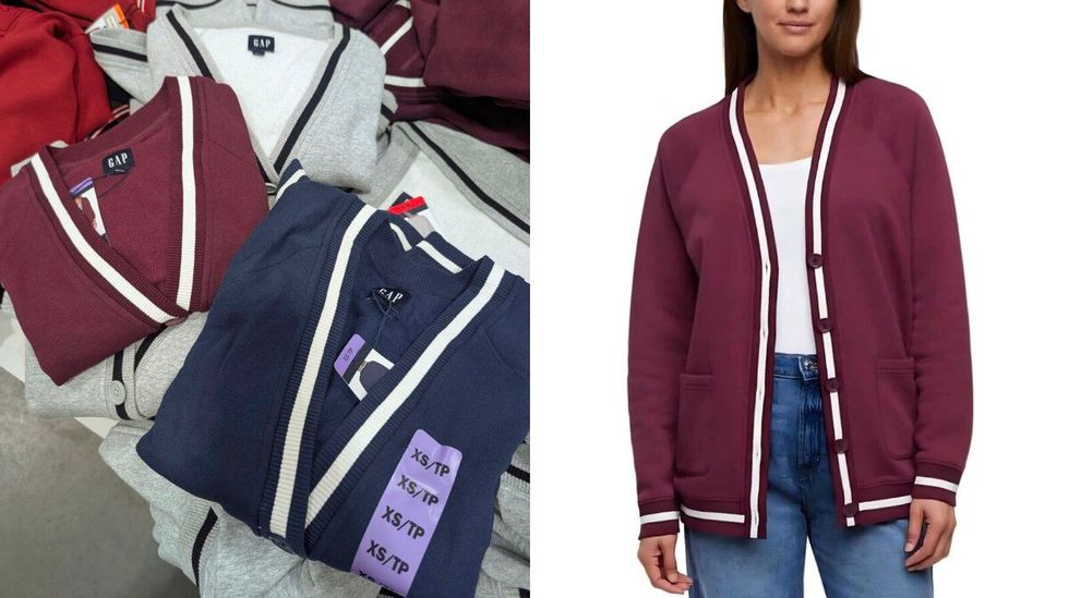 Des cardigans bourgogne, bleu marine et gris vendus dans le rayon des v\u00eatements chez Costco. Droite : une mannequin qui porte un cardigan bourgogne.