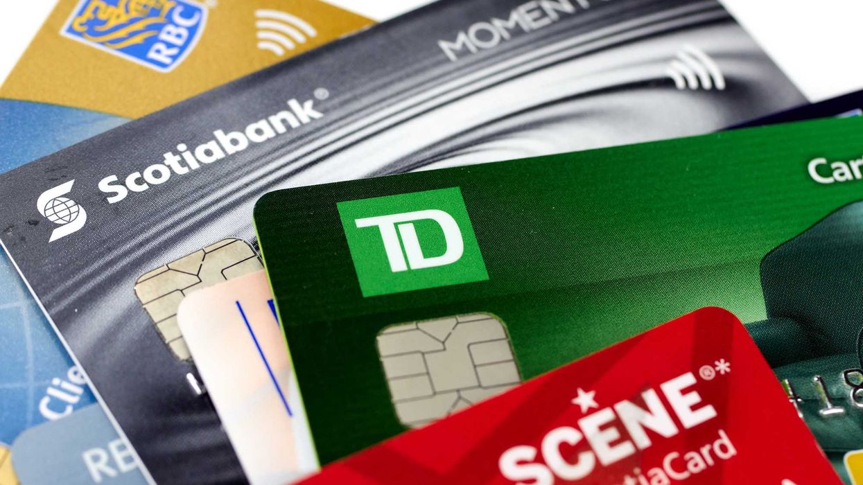 Des cartes bancaires canadiennes.