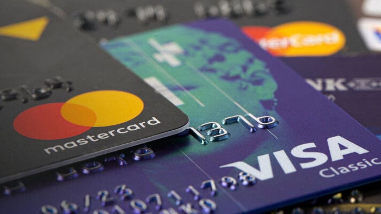 Des cartes de crédit Mastercard et VISA.