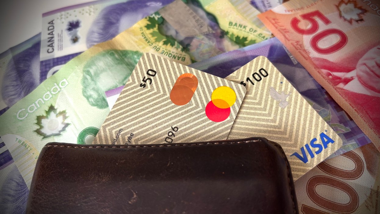 Des cartes de crédit prépayées et de l'argent canadien.