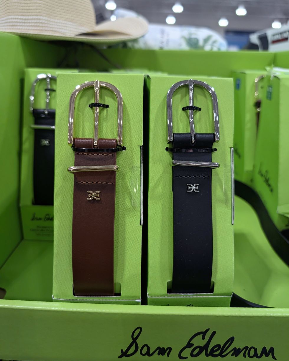 Des ceintures noires et tan pour femme de marque Sam Edelman vendues dans le rayon des v\u00eatements chez Costco.