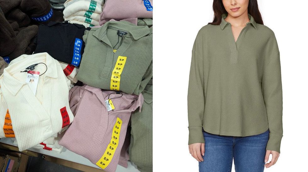 Des chandails \u00e0 la texture gaufr\u00e9e cr\u00e8me, kaki et vieux rose dans le rayon des v\u00eatements chez Costco. Droite : une mannequin porte un chandail gaufr\u00e9 kaki.