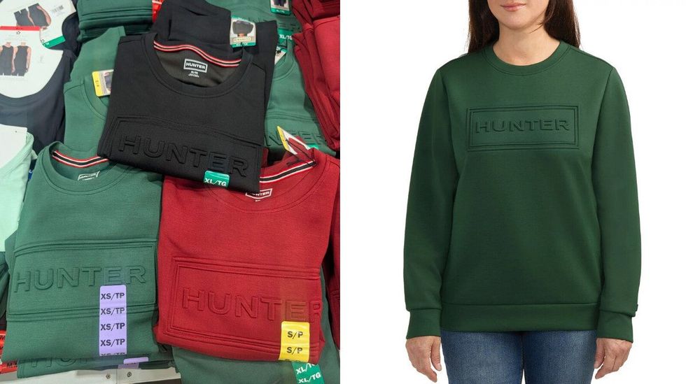 Des chandails verts, noirs et rouges dans le rayon des v\u00eatements chez Costco. Droite : une mannequin porte un chandail vert.