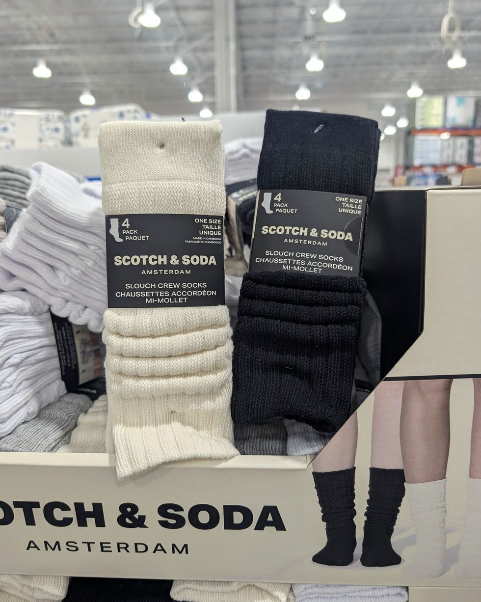 Des chaussettes mi-mollet de diff\u00e9rentes couleurs neutres vendues dans le rayon des v\u00eatements chez Costco.