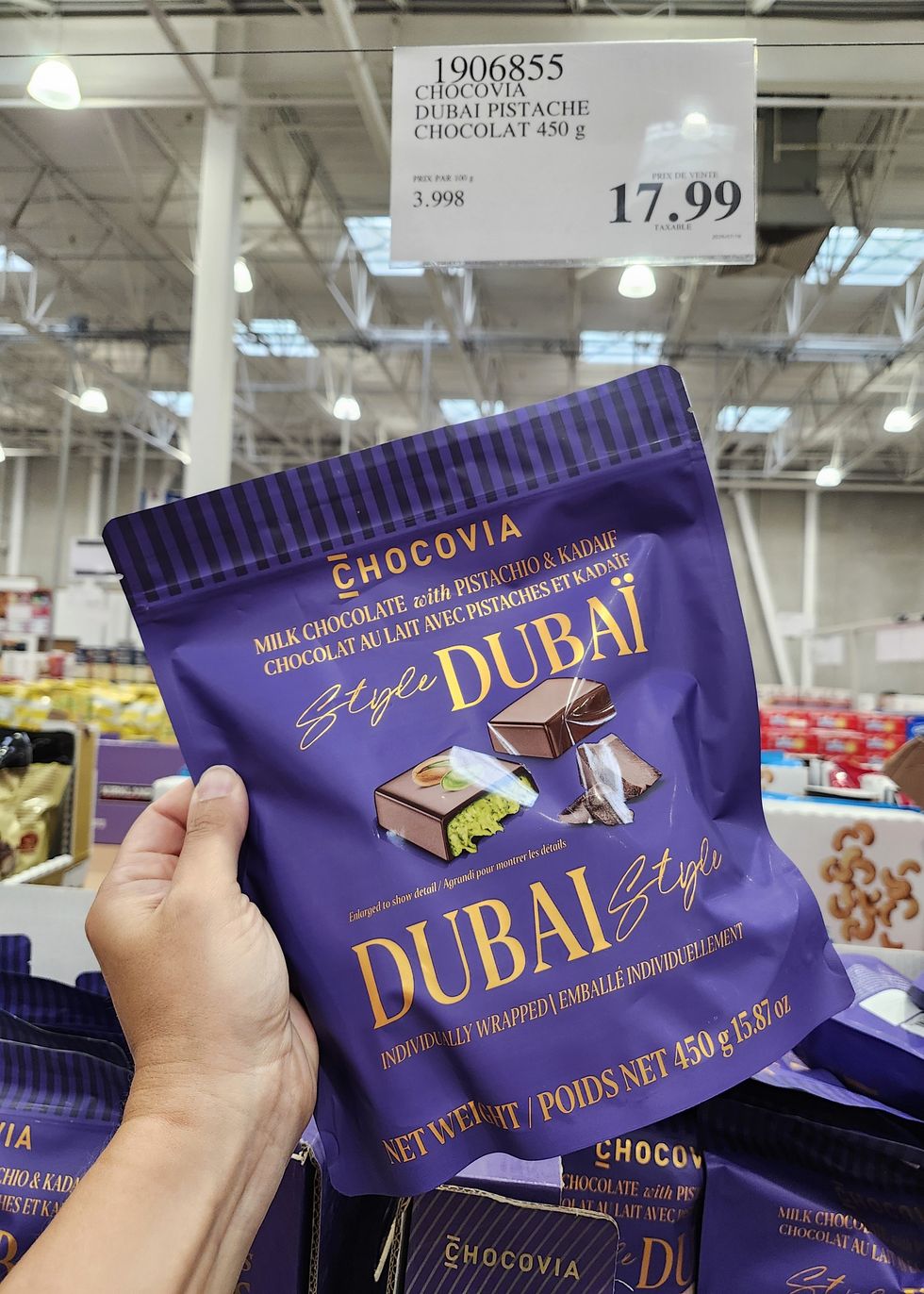 Des chocolats au lait avec pistache et kada\u00eff de la marque Chocovia.