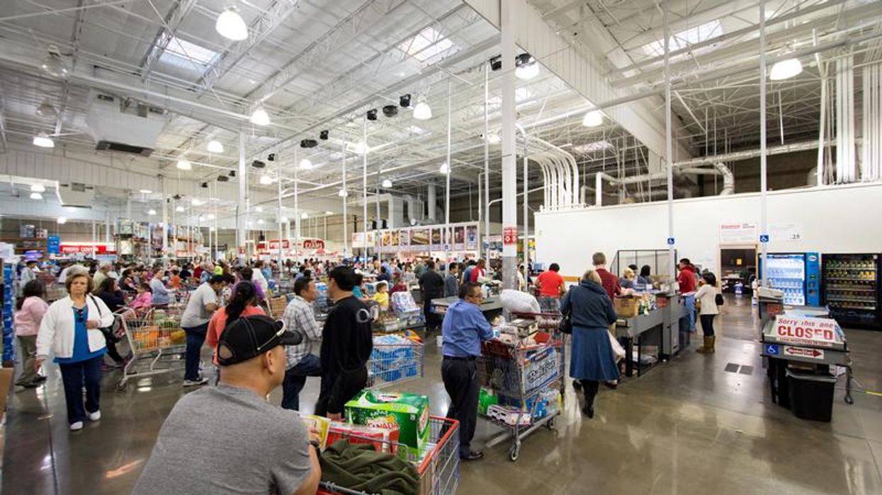 Des clients au Costco.