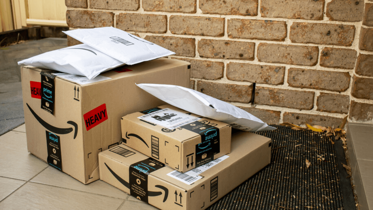 Des colis Amazon Prime.