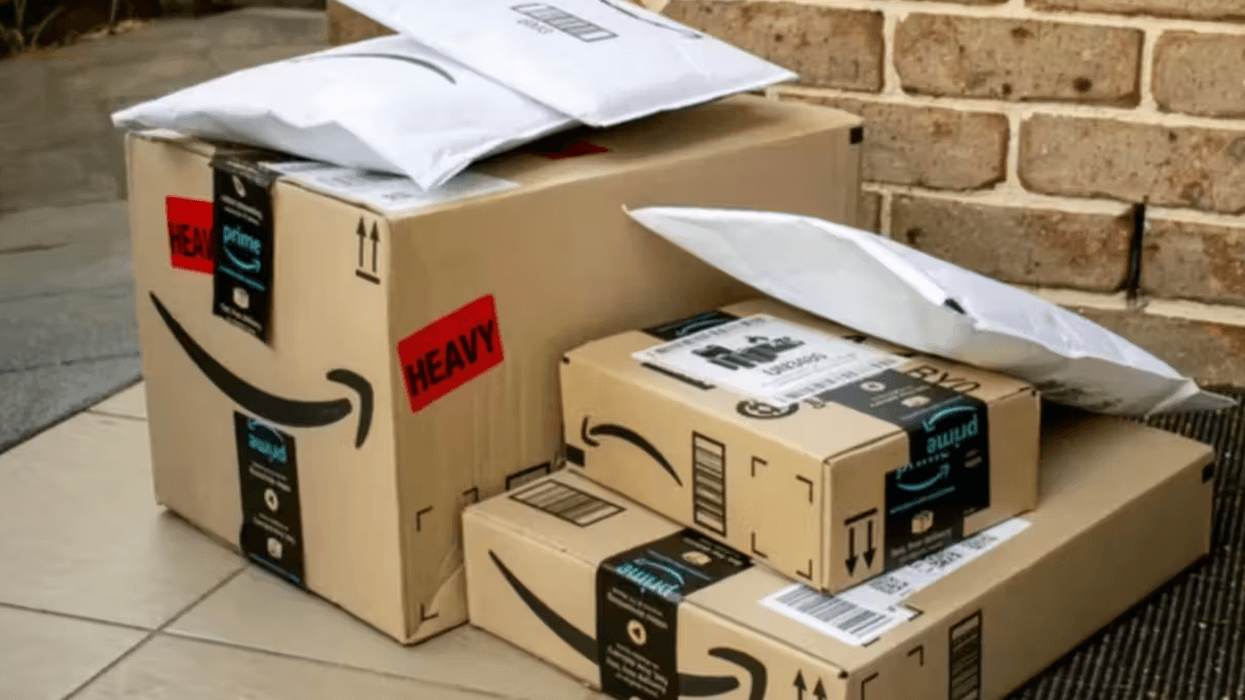 Des colis d'Amazon Canada.