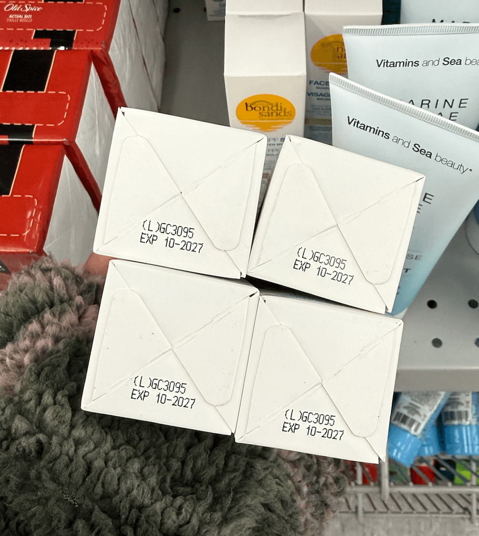 Des dates d'expirations sur des brumes solaires vendues au Dollarama.