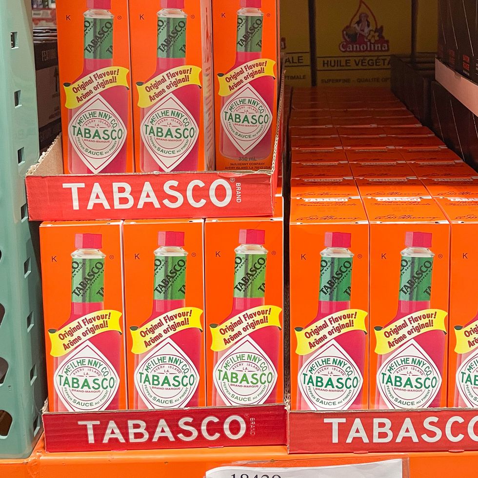 Des dizaines de bo\u00eetes de sauce piquante Tabasco, au Costco.