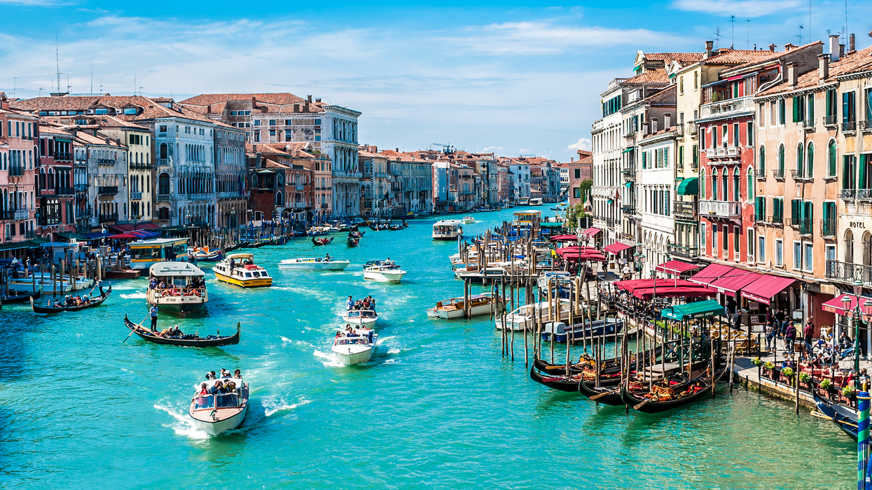 Des embarcations le long du Grand Canal à Venise, Italie.