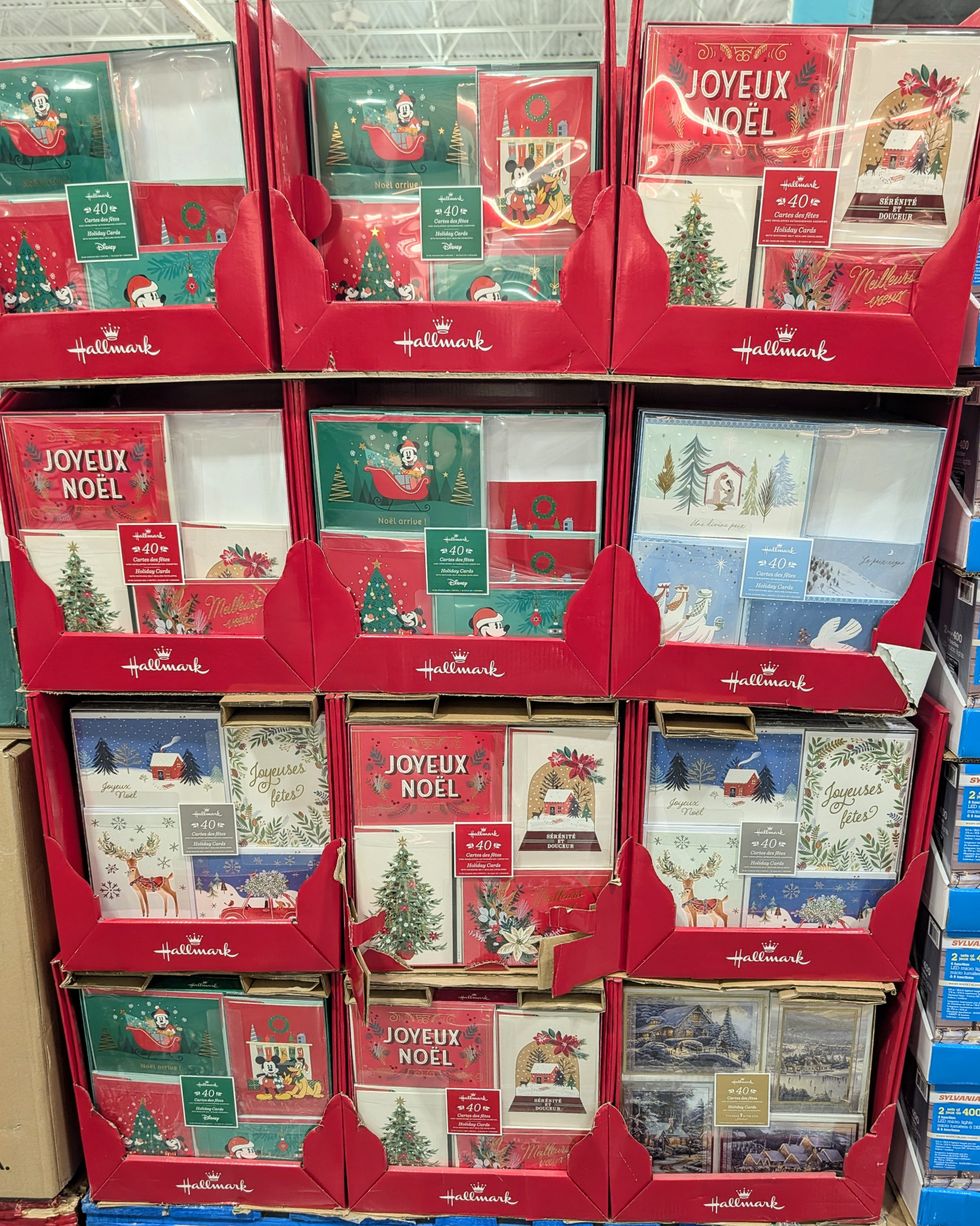 Des ensembles de cartes de No\u00ebl vari\u00e9es de marque Hallmark vendus dans le rayon des articles saisonniers chez Costco.