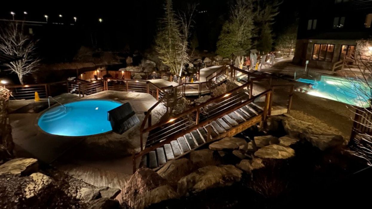 Des escaliers menant vers des bassins d'eau extérieurs.