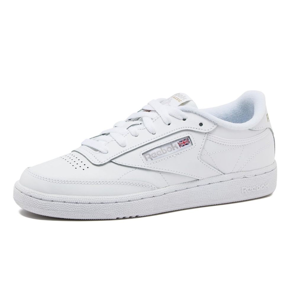 Des espadrilles blanches de marque Reebok sur fond blanc.