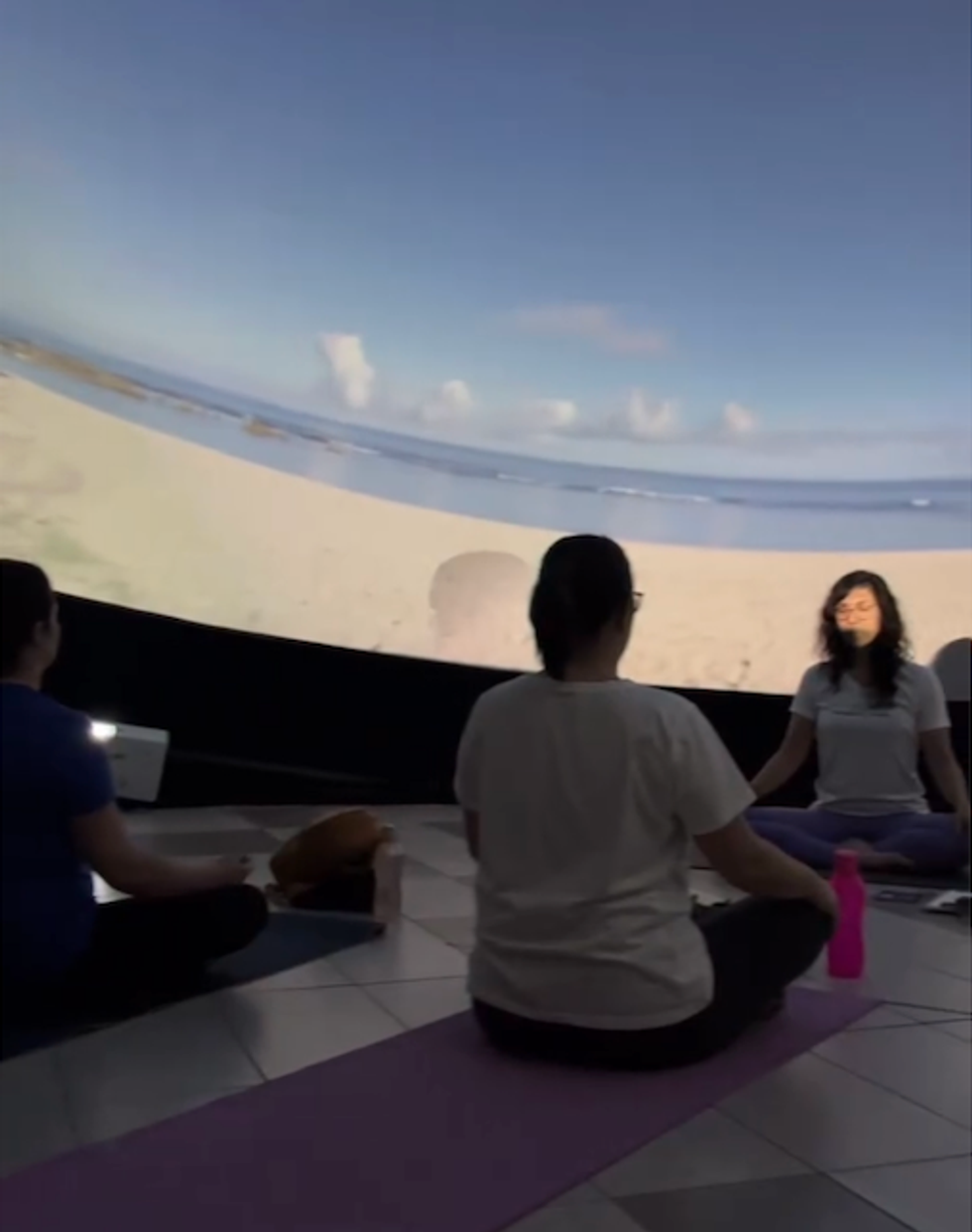 Des femmes font du yoga dans un d\u00f4me.