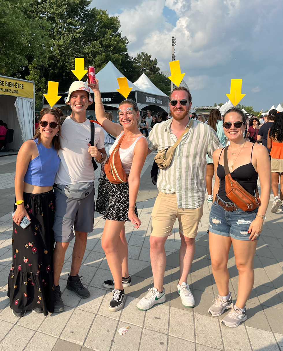 Des festivaliers et festivali\u00e8res avec des fl\u00e8ches qui pointent leur t\u00eate.