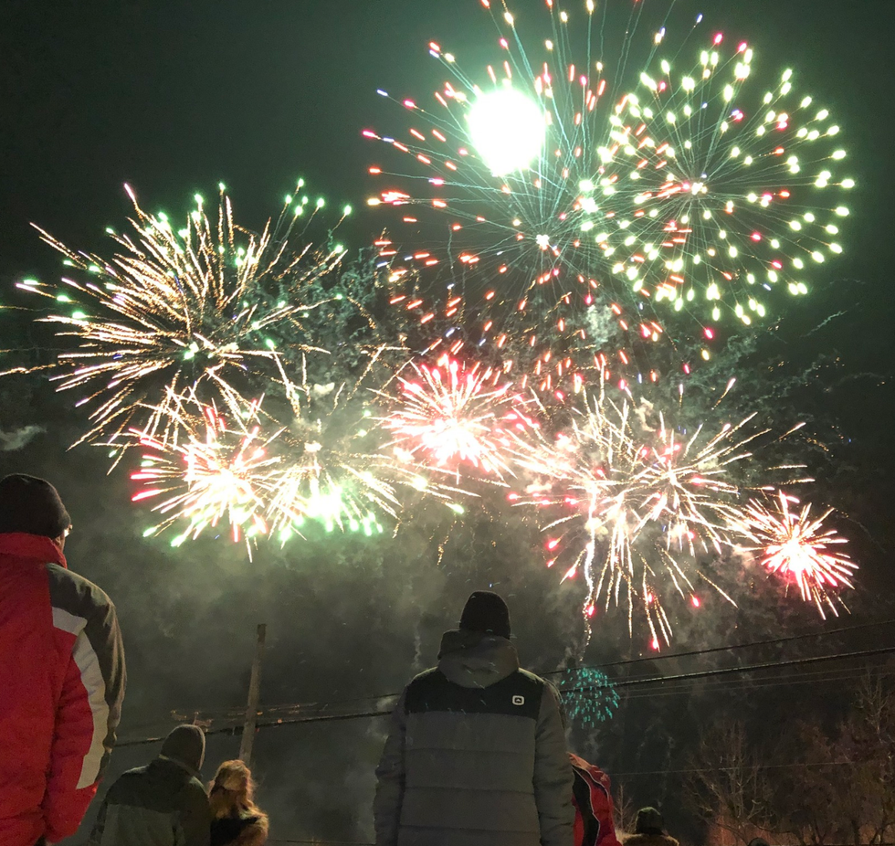 Des feux d'artifice pendant un \u00e9v\u00e9nement hivernal ext\u00e9rieur.