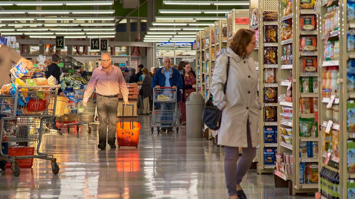 Des gens à l'épicerie.