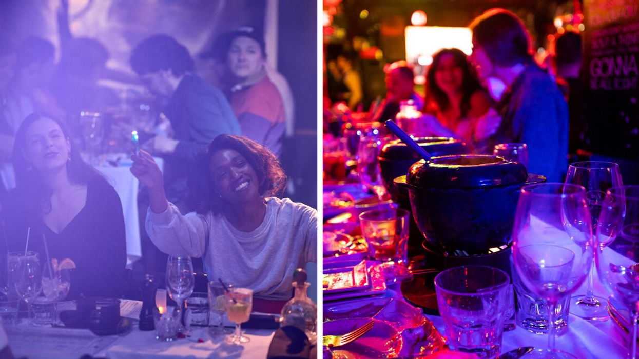 Des gens au restaurant. Droite : Une fondue.