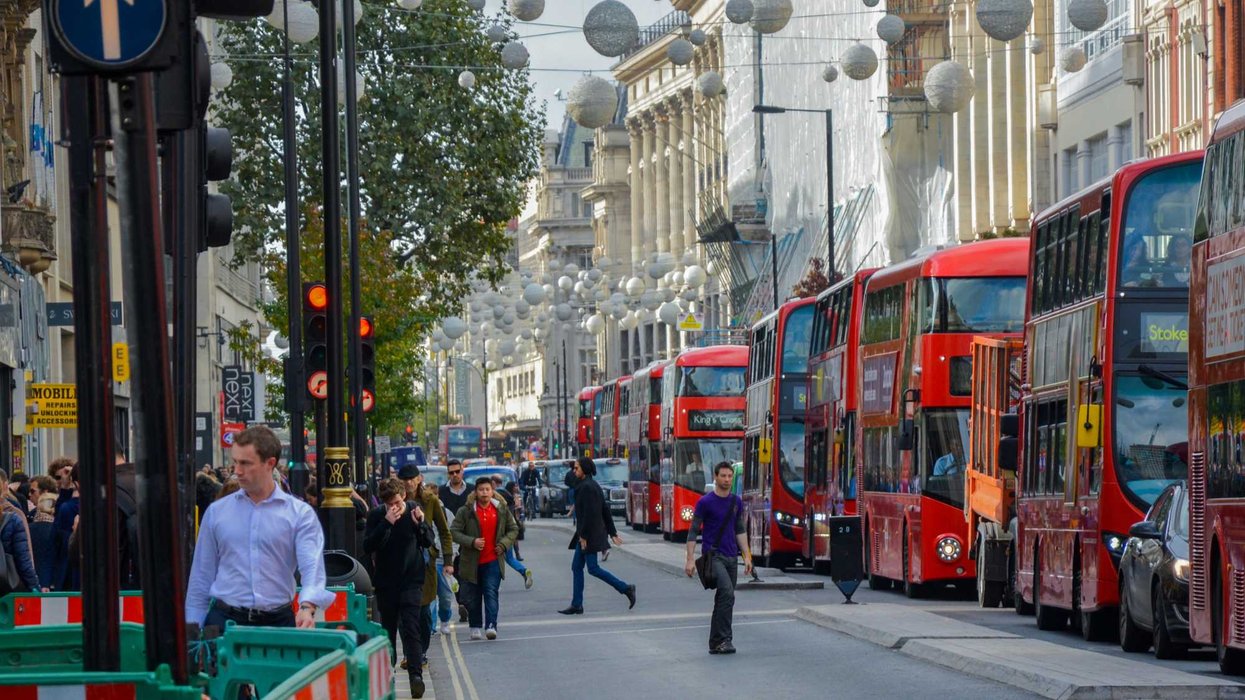 Des gens dans une rue de Londres, au Royaume-Uni, avec une ligne de bus.