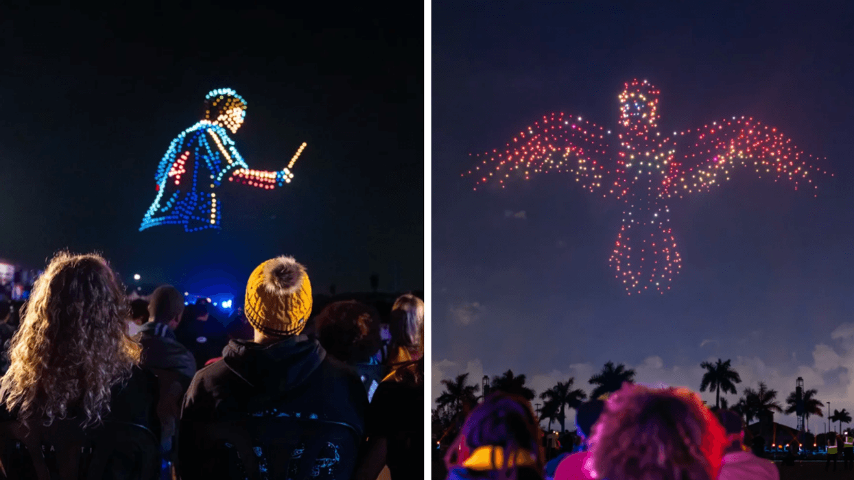 Des gens devant une image de Harry Potter faite de drones lumineux. Droite : Le phénix dans Harry Potter.