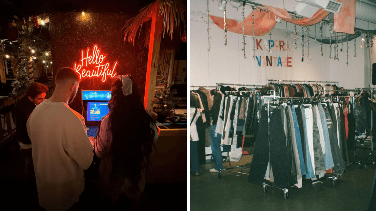 Des gens devant une machine d'arcade. Droite : Une vente de friperie.