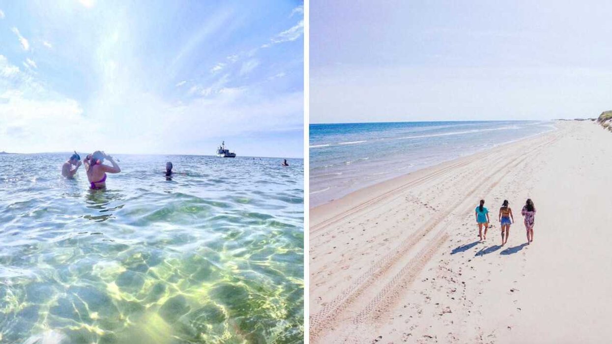 Des gens qui se baignent à Bout du Banc. Droite : La plage de de Havre-Aubert.