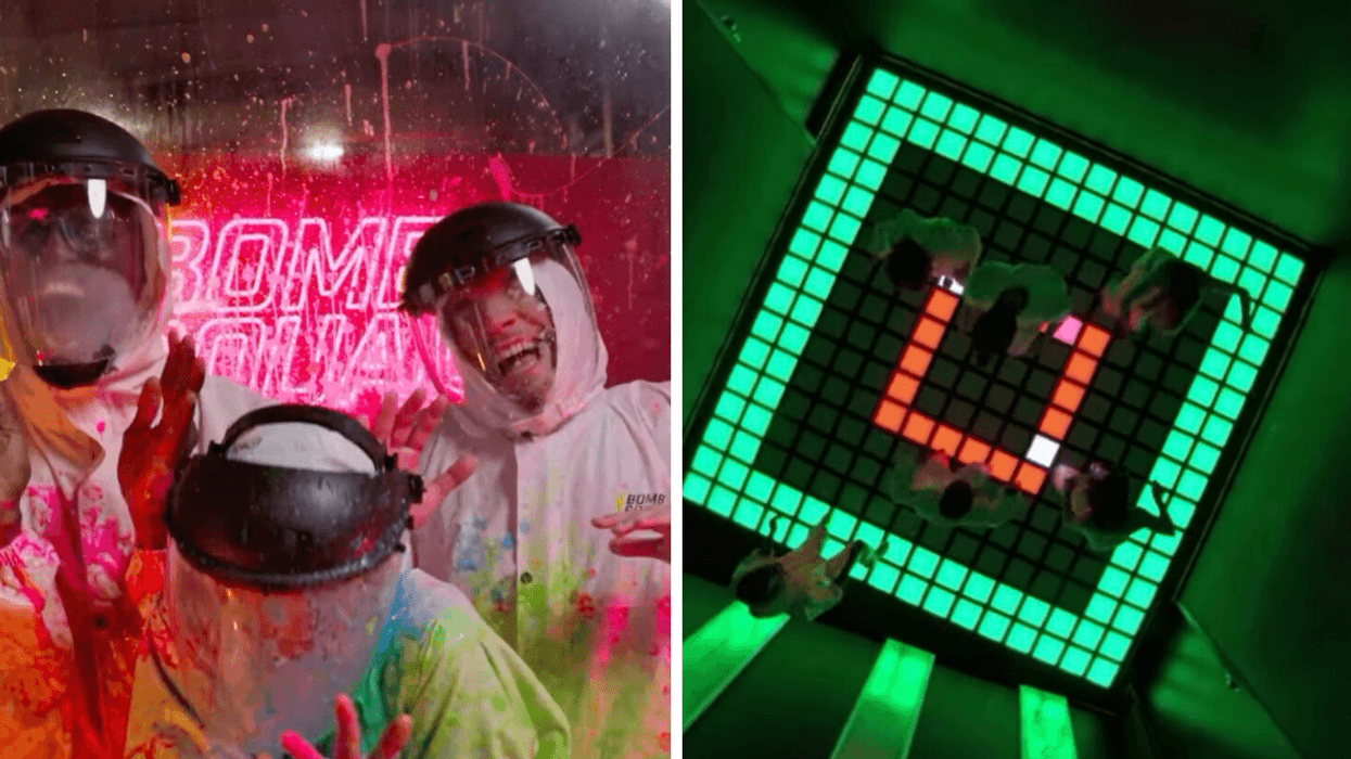 Des gens qui se font asperger de peinture. Droite : Une salle de jeu d'action.