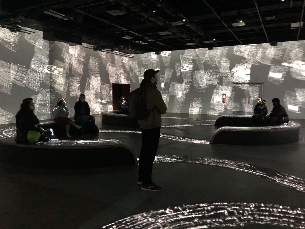 Des gens se trouvent dans la premi\u00e8re salle de l'exposition.