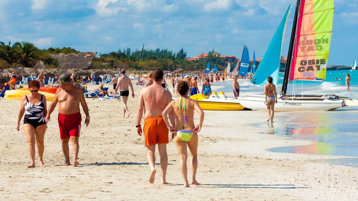 Des gens sur la plage à Cuba.