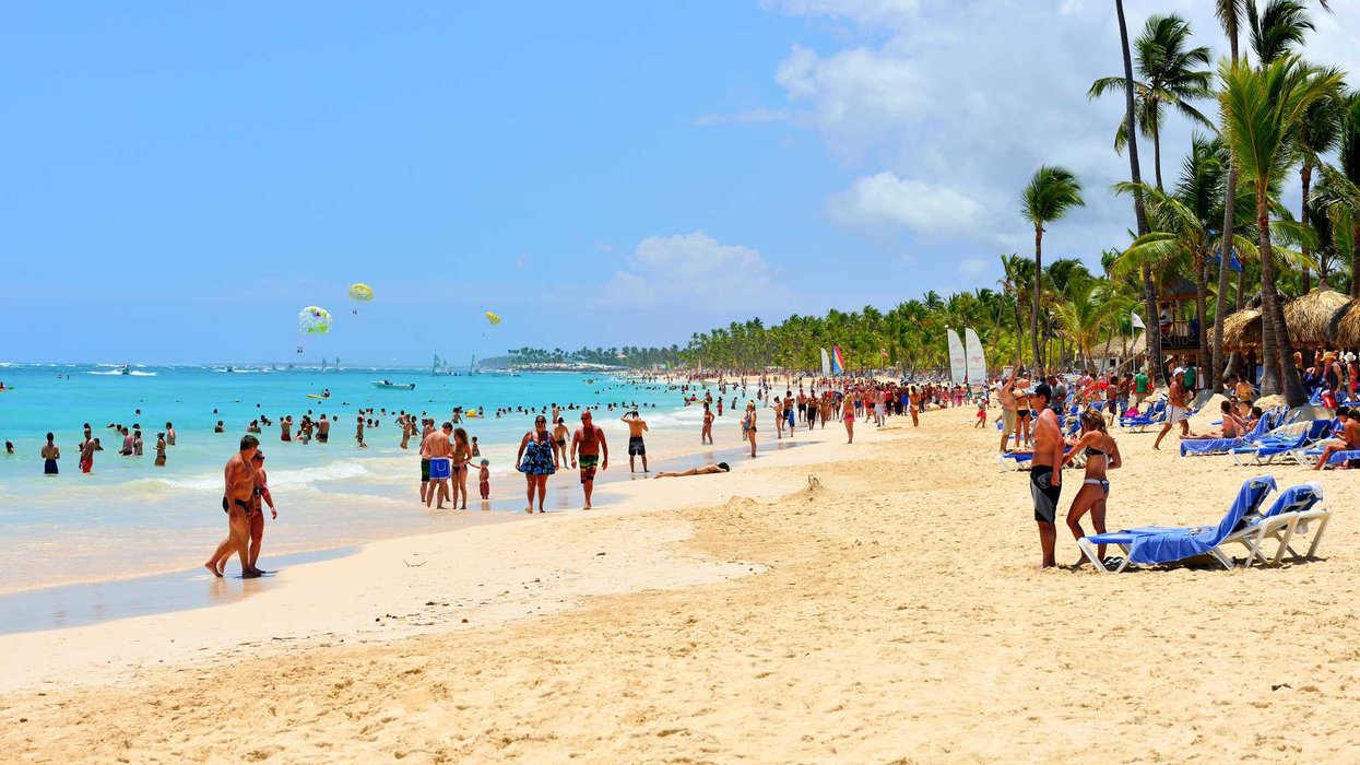 Des gens sur une plage.